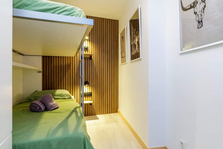 Dva jednostruka kreveta na kat.
