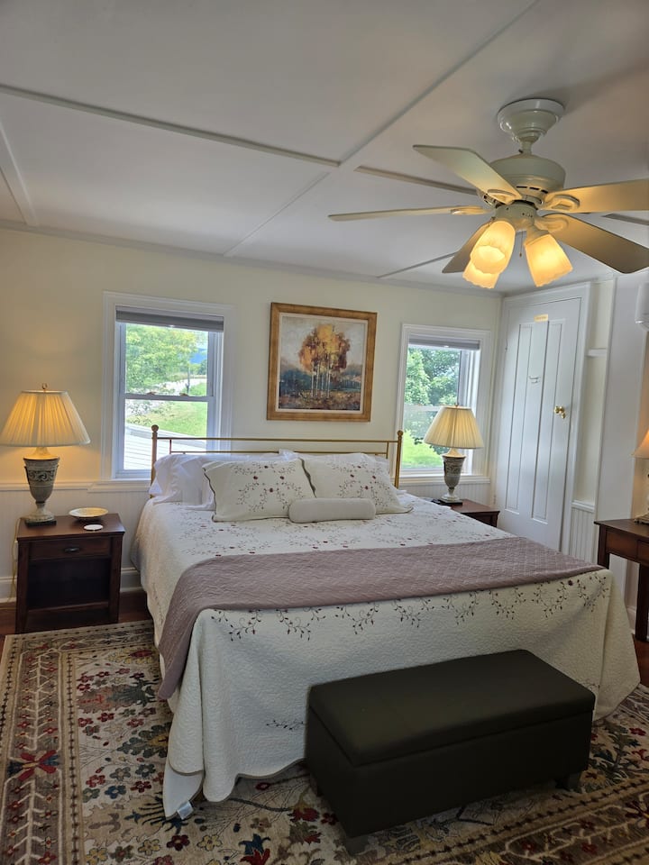 Hlavná spálňa na 2. poschodí s manželskou posteľou veľkosti King.  55-palcová TV v izbe so súkromným posedením.