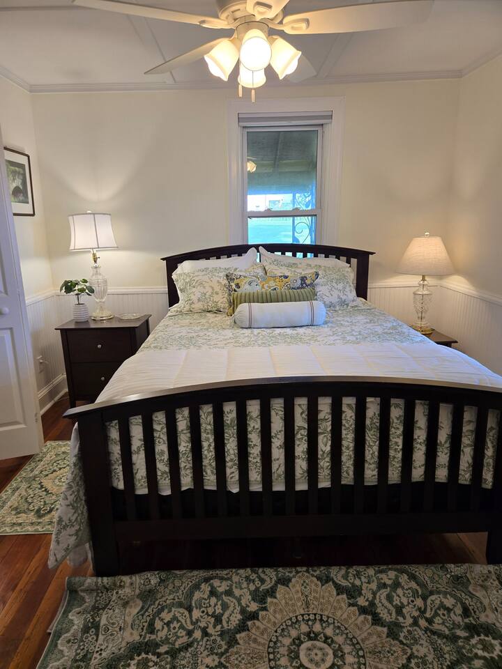 Spálňa na prvom poschodí s manželskou posteľou Queen a vlastnou kúpeľňou.