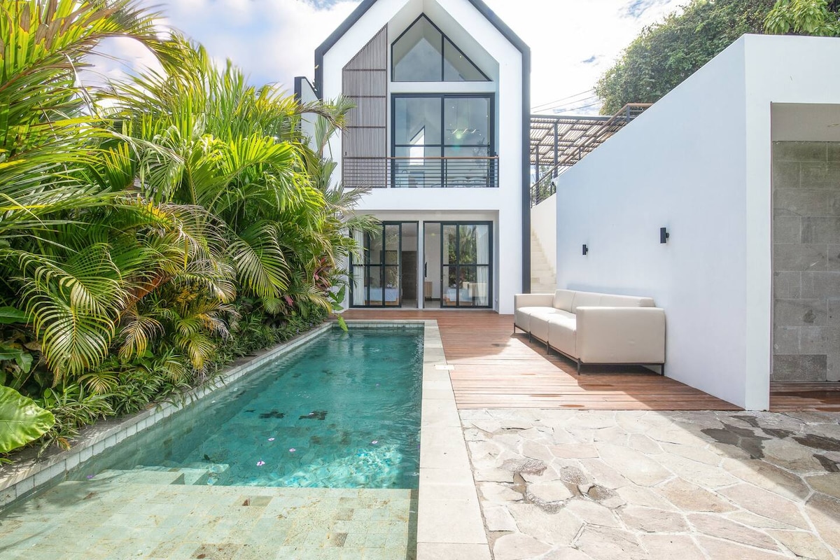 Home in South Kuta · 2 bedrooms · 2 beds · 2.5 private baths, сопоставимый объект Airbnb