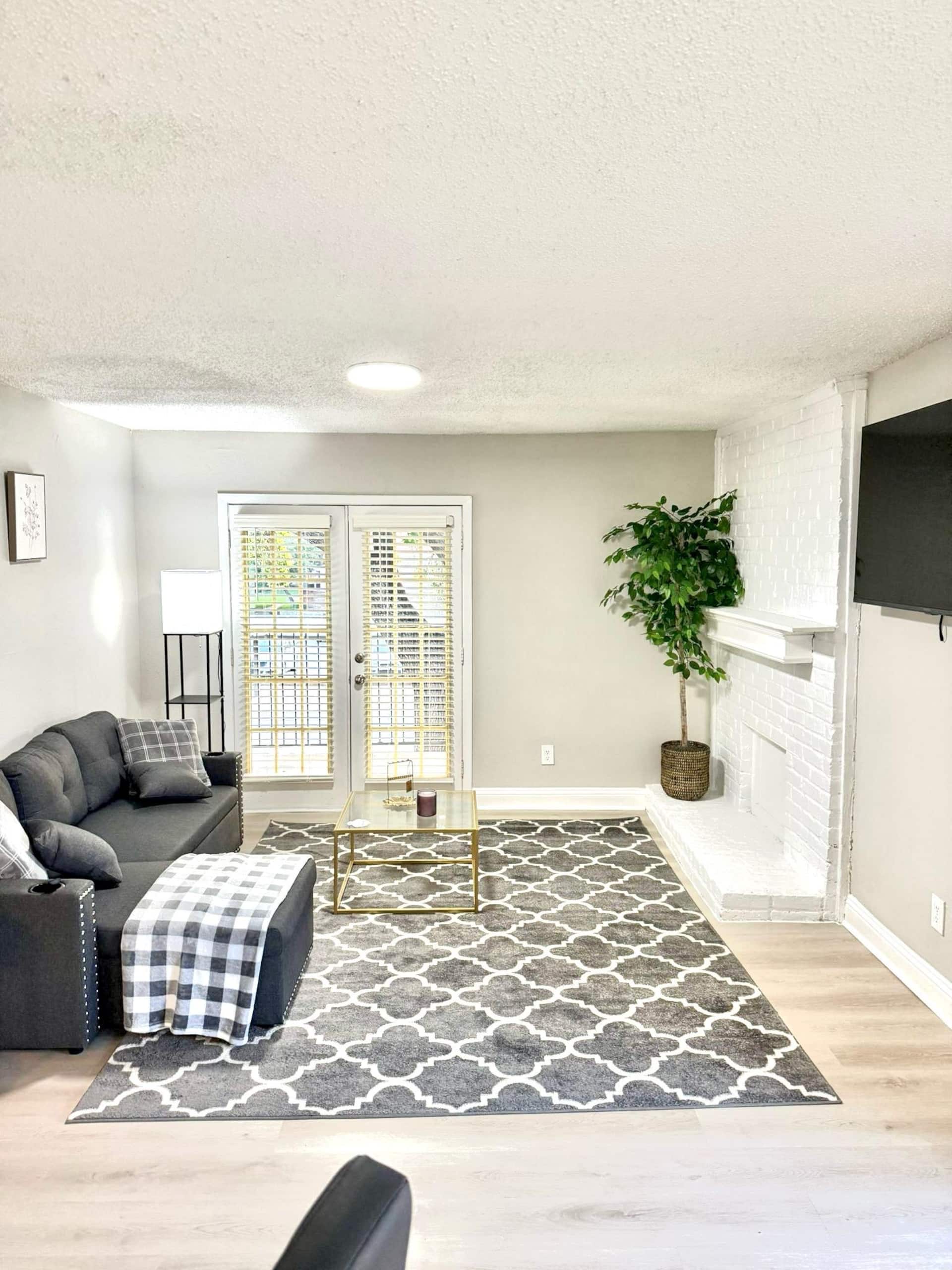 Stay Close: 1Br/1Ba -Med, Toll, Dining