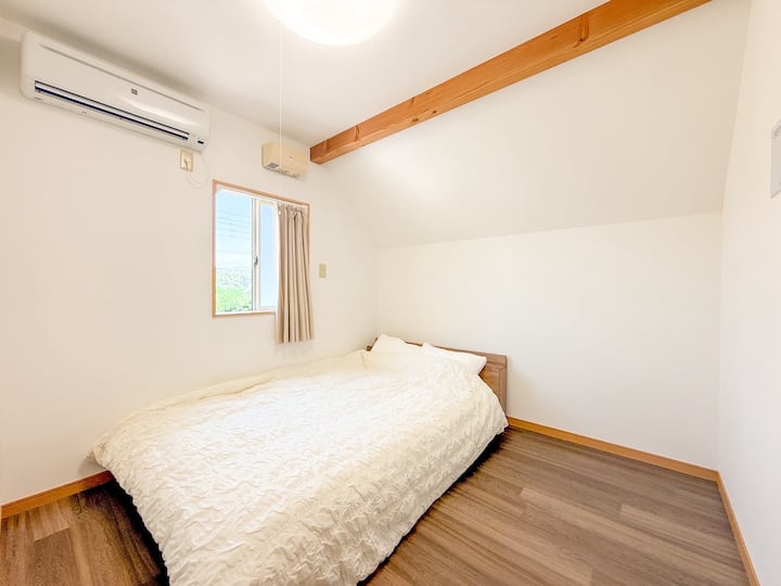 1 lit double (140 cm x 209 cm)
Le climatiseur de cette chambre est uniquement destiné au refroidissement, une couverture électrique est donc fournie.