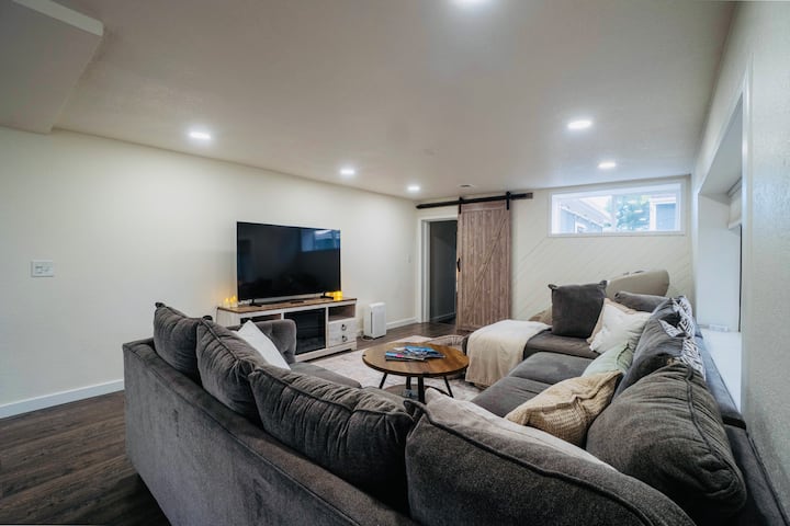 “Cozy Place | Hot Tub, Massage Chair” - Lakewood, CO