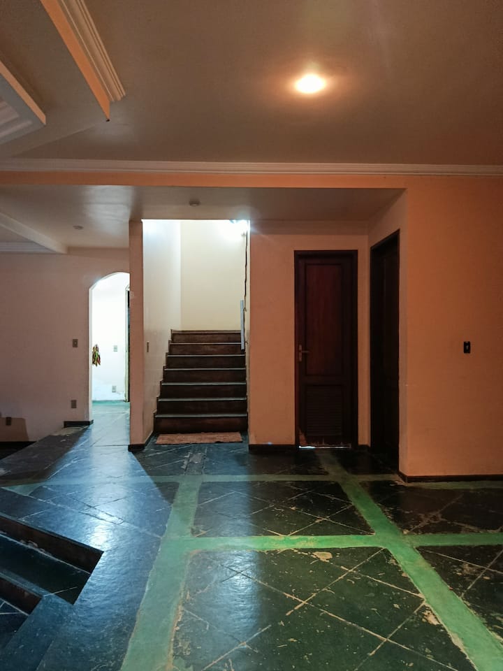 Sala de estar com lavado , 1 quarto amplo ao lado do lavado , teto revestimento de gesso e piso de ardósia o que traz um frescor natural ao ambiente da sala .