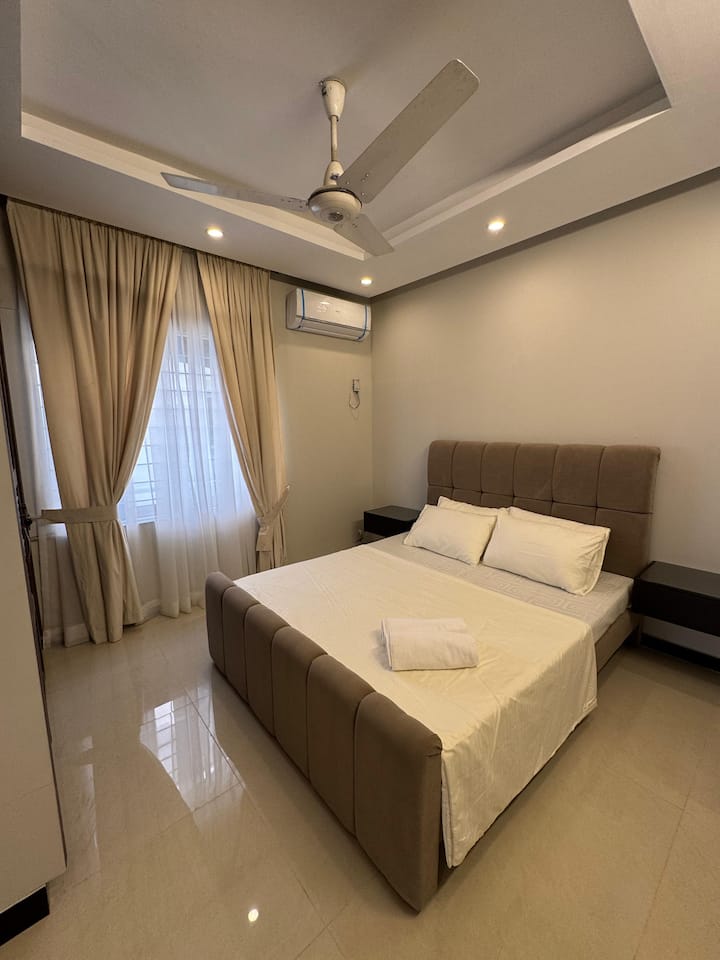 Dormitorio sencillo y tranquilo diseñado para una noche de sueño reparador.
