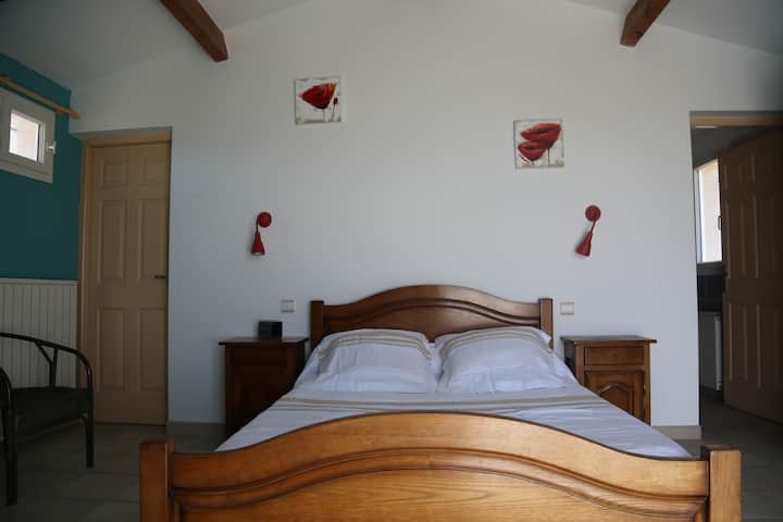 Главен апартамент със собствена баня, спалнята съдържа 1 двойно легло, 2 нощни шкафчета, 1 гардероб за съхранение и 1 бюро, 
банята в спалнята е оборудвана с вана, душ кабина, двойна умивалник върху мебели и тоалетна