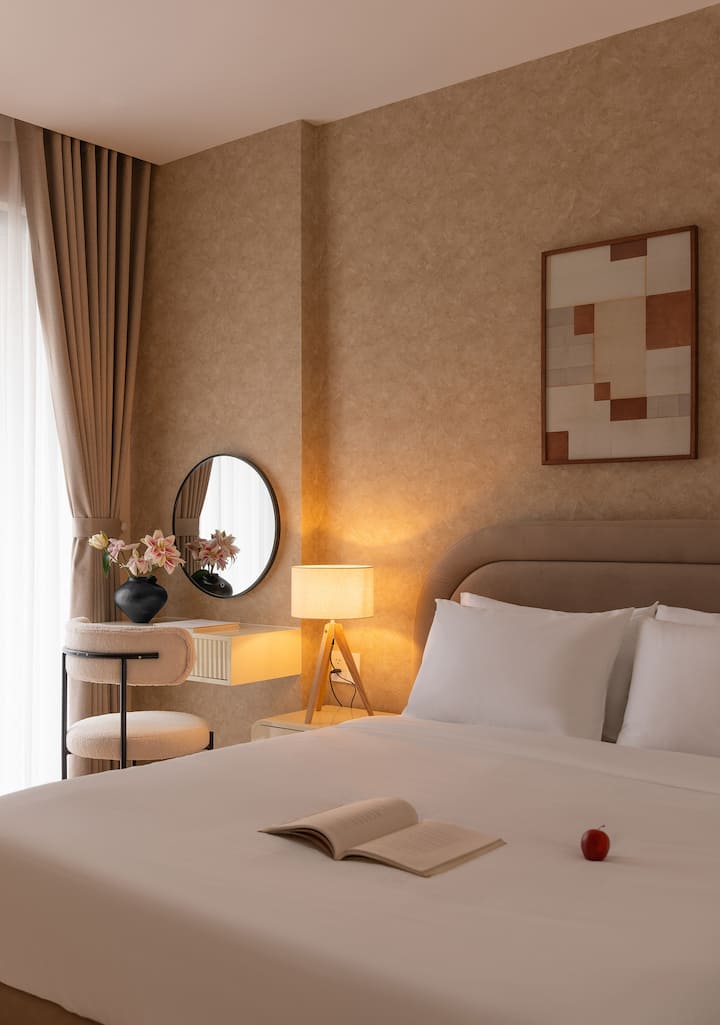 Das Hauptschlafzimmer ist mit einem weichen Queensize-Bett, einem Schminktisch und einem eigenen Badezimmer ausgestattet.