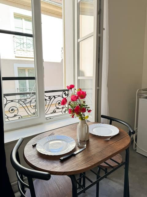 Successful Airbnb property: Studio B2 -Meaux- Downtown - Close to Disneyland in Meaux