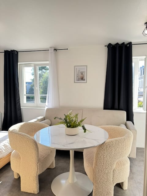 Top performing Airbnb: Studio B5 -Meaux- Downtown - Close to Disneyland in Meaux