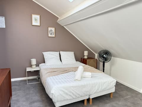 Popular Airbnb listing: Studio B7 - Meaux City Center - Close to Disneyland in Meaux
