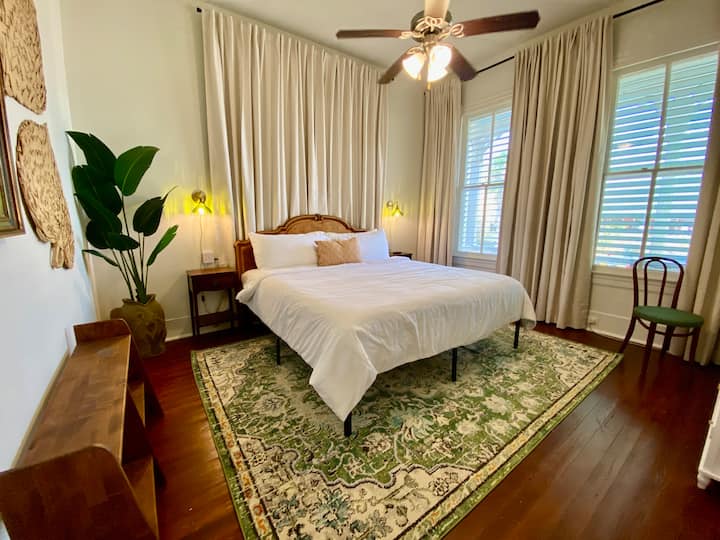 El dormitorio principal en la parte delantera de la casa tiene un colchón de espuma viscoelástica tamaño king, puertos de carga, ventilador de techo, vestidor, Roku Tv, cortinas opacas y espejo de tocador iluminado.