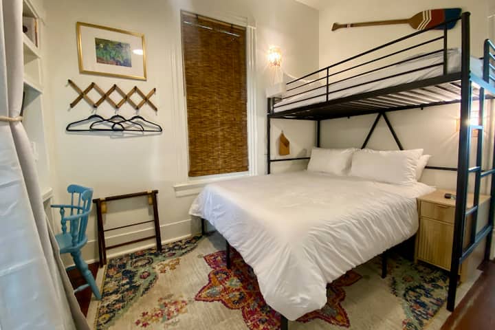 La «habitación litera» ofrece una cama tamaño queen y una cama loft doble encima. Junto al baño con cortinas opacas de suelo a techo y de pared a pared para mayor privacidad, luz y barrera acústica. Estaciones de carga para cada huésped, espejo de tocador iluminado, espacio de escritorio