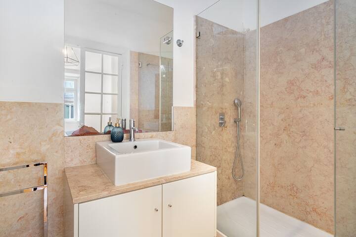 Charming Historic Apartment in Central Lisbon gallery image 5