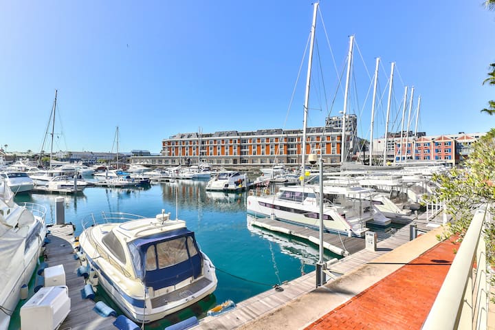 Exquisite 3-Bed Waterfront Living!