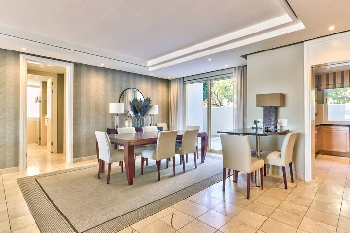 Exquisite 3-Bed Waterfront Living! gallery image 3