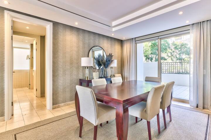 Exquisite 3-Bed Waterfront Living! gallery image 4