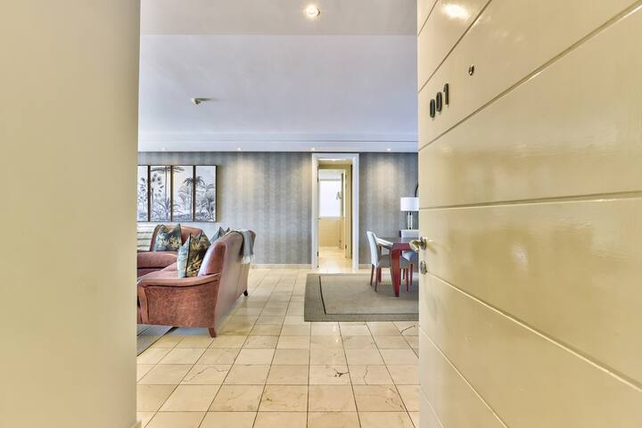 Exquisite 3-Bed Waterfront Living! gallery image 2