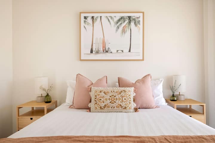 Chambre principale avec salle de bain attenante et accès au balcon