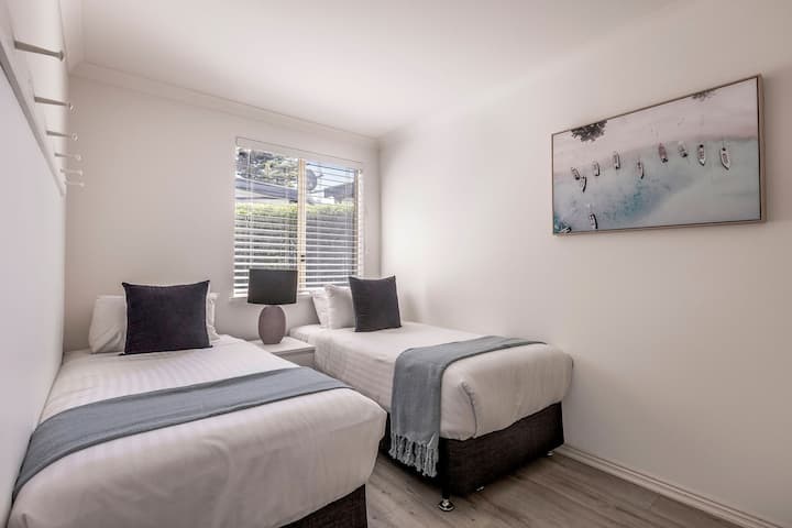 Chambre 6 : deux lits simples en bas