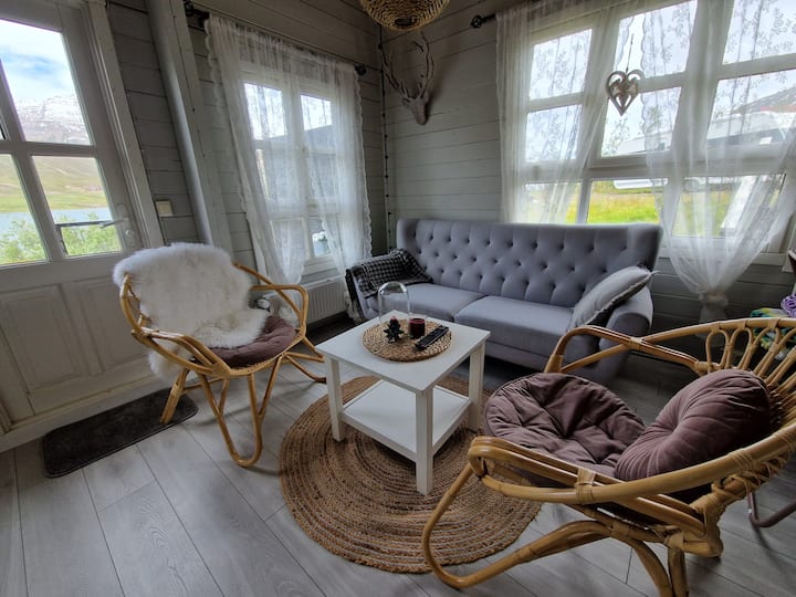 Cozy Family Cabin By The Lake - Iceland