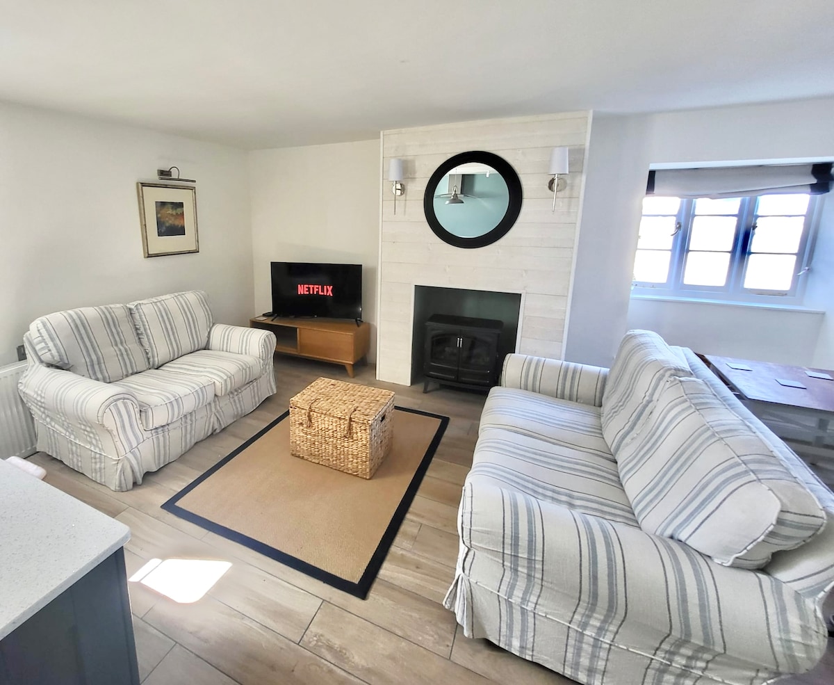 Popular Airbnb listing: Fisherman's Locker - 2 Minute Walk to Beach in Bridport