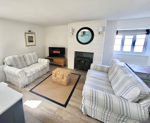 Popular Airbnb listing: Fisherman's Locker - 2 Minute Walk to Beach in Bridport