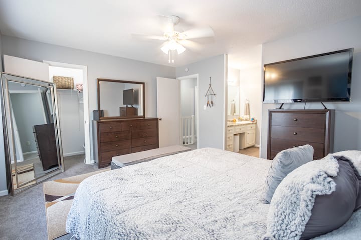 主卧配有特大双人床和独立梳妆台 