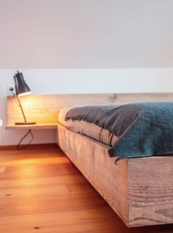 Schlafen unter Sternen. Die Schlafzimmer sind klassisch und zurückhaltend stilvoll ausgestattet  der Blick geht in die Sterne, die Ruhe ist spürbar