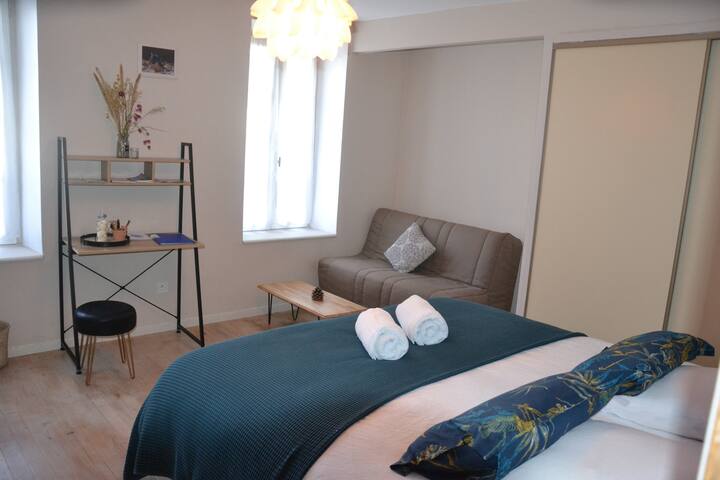 Suita familjare 4p, XXL Krevat, Pamje nga pishina dhe kopshti, mëngjes."**