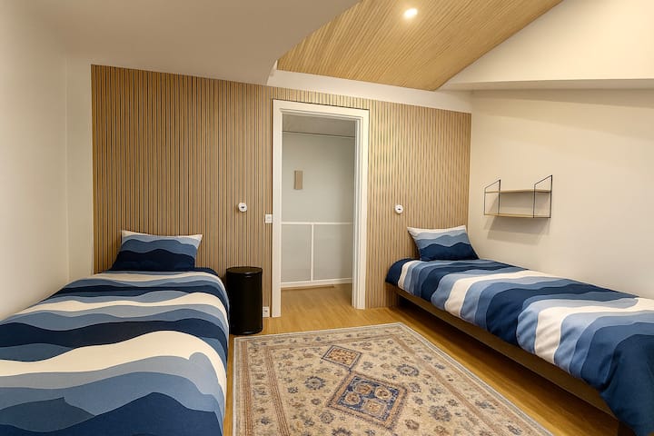 Горна спалня №4 с две единични легла.