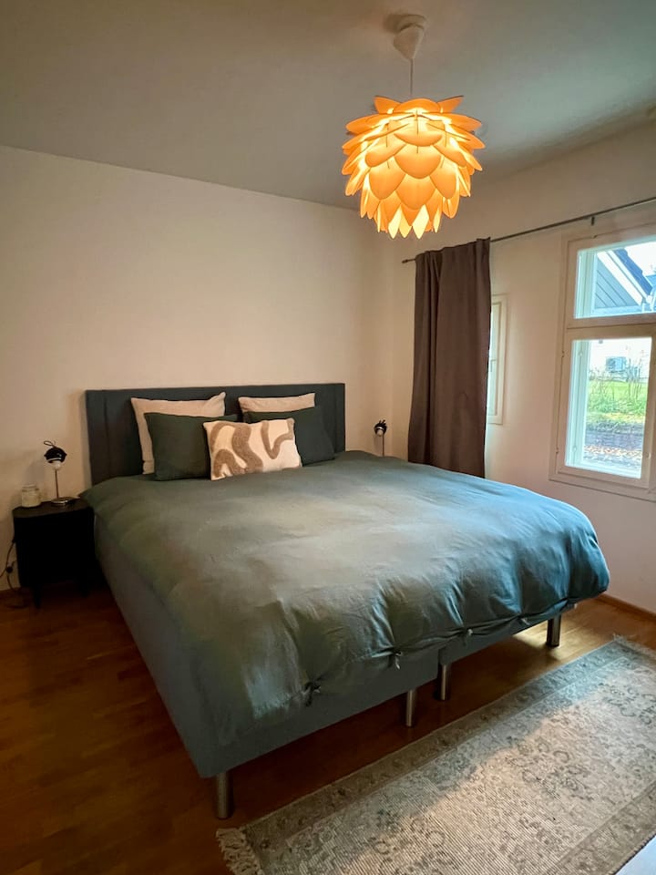 Спалня №1 на долния етаж с дрешник и двойно легло.