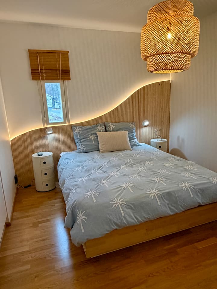 Спалня №2 на долния етаж с двойно легло.