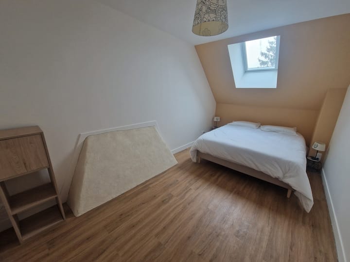 سرير بحجم كوين 160 × 200 مع مرتبة عالية الجودة لراحة نوم رائعة. 
الغرفة كبيرة بما يكفي لاستيعاب حقائب السفر أو سرير سفر