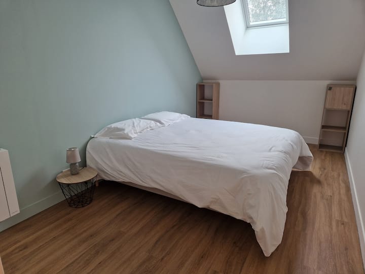 سرير بحجم كوين 160 × 200 مع مرتبة عالية الجودة لراحة نوم رائعة. 
غرفة النوم كبيرة بما يكفي لاستيعاب الحقائب وسرير السفر.