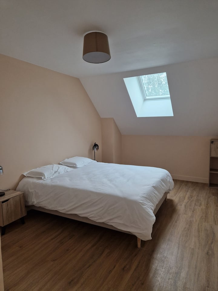 سرير بحجم كوين 160 × 200 مع مرتبة عالية الجودة لراحة نوم رائعة. 
غرفة النوم كبيرة بما يكفي لاستيعاب الحقائب وسرير السفر.