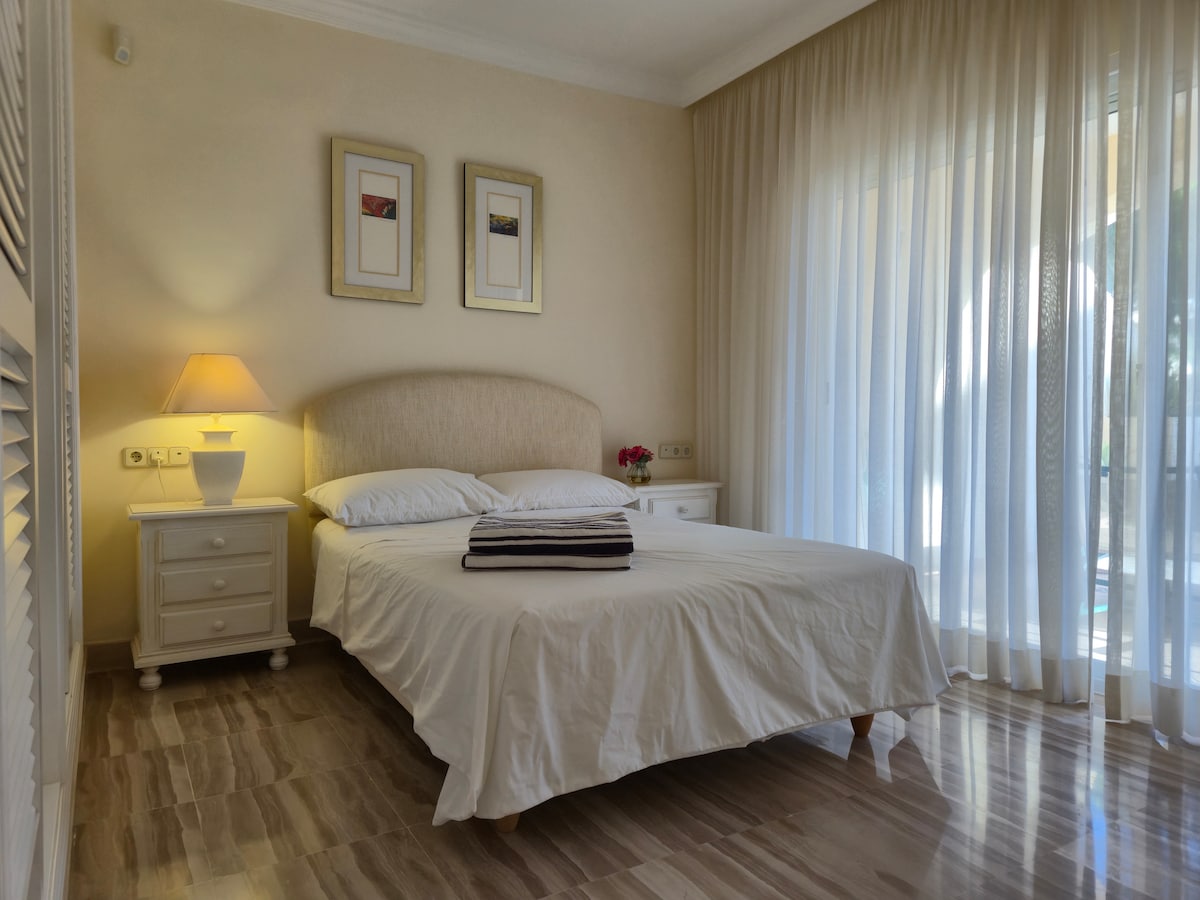 Marbella Charming Beach Apartment, Hacienda Playa 2