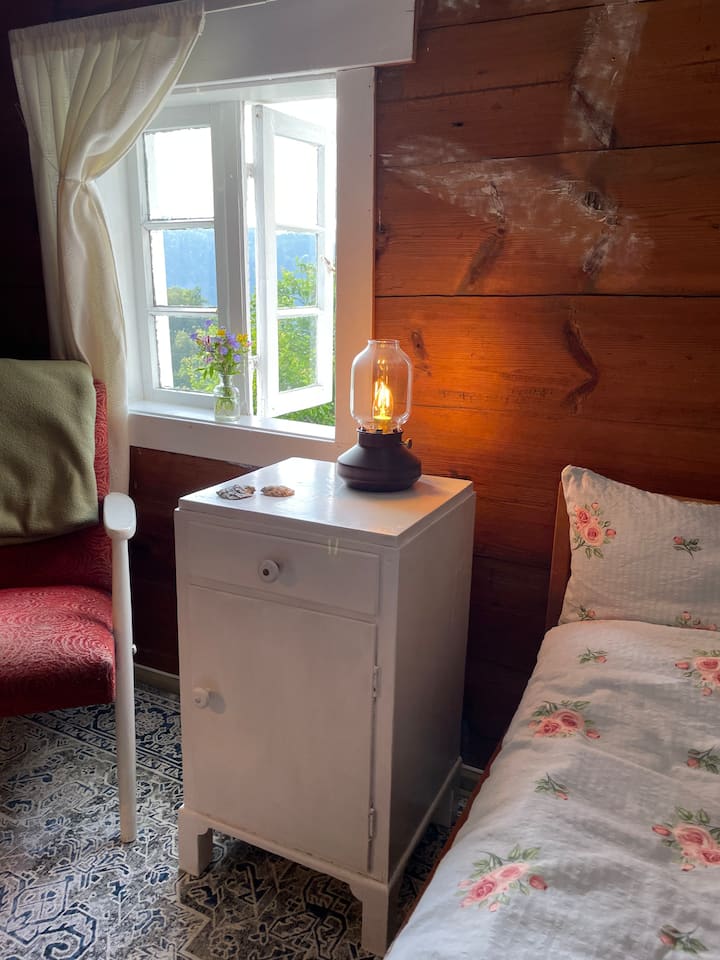 Dhoma e gjumit 4 në katin e 2-të me një krevat tek dhe dru me loft.