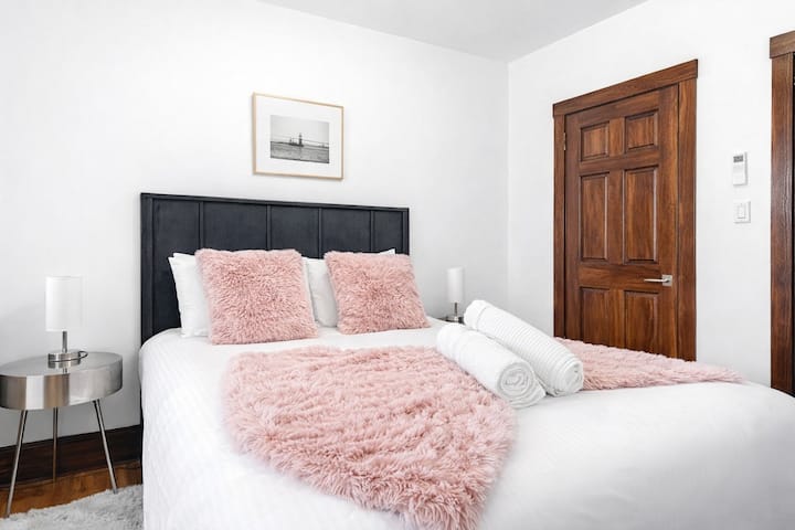 Plyšové vankúše a mäkké prikrývky vás pozývajú na relax v tomto útulnom útočisku!