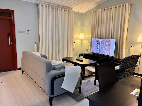 Capri 2BR Lakeview Apartment