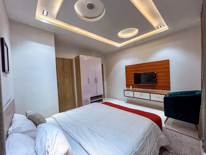 Živahna i funkcionalna oaza mira.
 Ovaj apartman za goste nudi savršenu ravnotežu stila i praktičnosti, a sadrži veliki televizor s ravnim zaslonom, dovoljno prostora u ormaru i zadivljujuću ugradbenu stropnu rasvjetu koja pruža dojam vrhunske kvalitete.