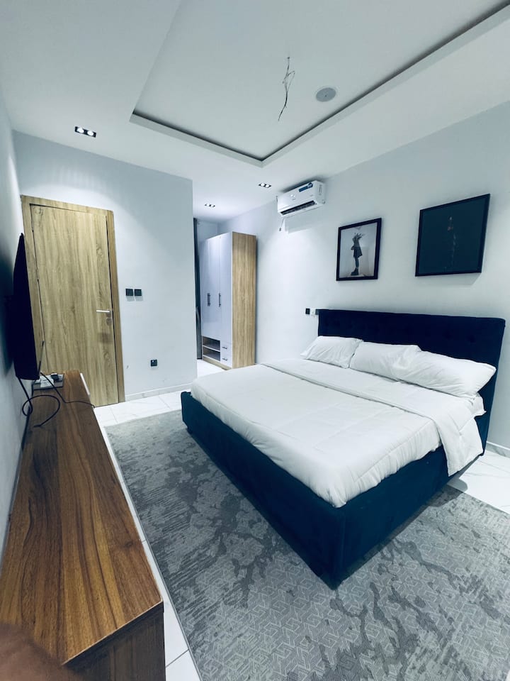 Spoj moderne elegancije i udobnosti. 
Ovaj prostrani glavni apartman odlikuje se elegantnim minimalističkim dizajnom, obiljem prirodnog svjetla i zasebnim klima-uređajem kako bi se osigurala savršena temperatura tijekom vašeg boravka.