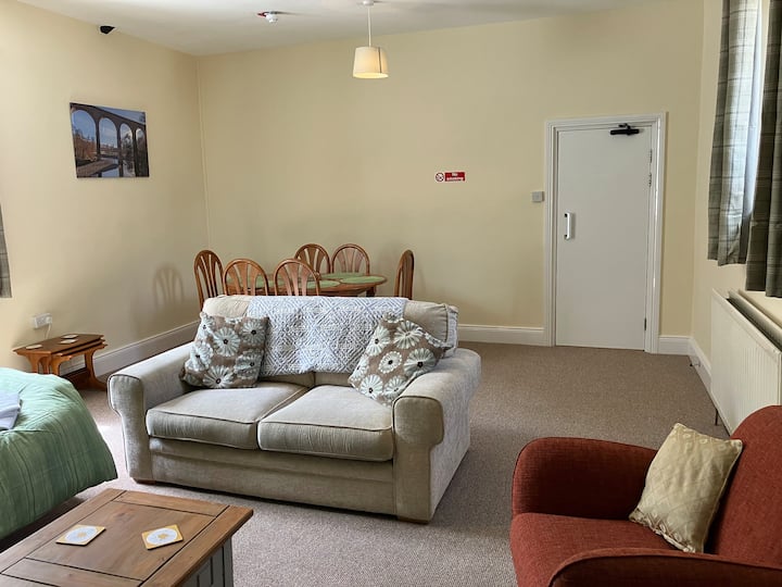 Дневна/трпезарија со футон кој може да биде достапен за дополнителни 2 гости (мала двојна соба).  Трпезариска маса за 6 лица, електричен оган, радијатор, странични маси, светилки, телевизор, игри на табла и масичка за кафе.