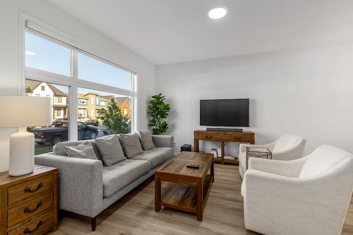 King Bed, 5 Min South Health, Local Coffee, Patio - Calgary