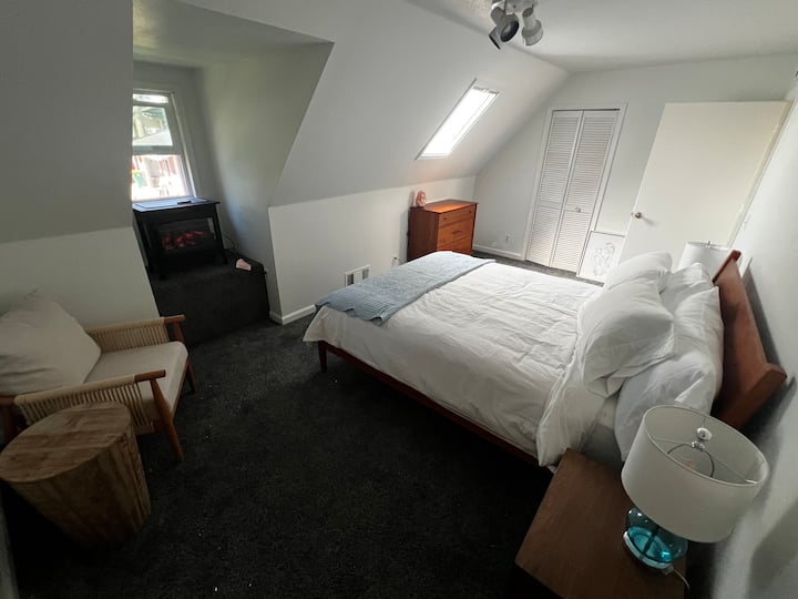 Кревет со големина „квин“, мал камин,