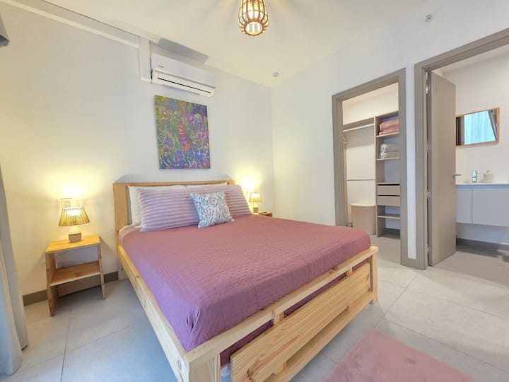 在这间明亮的房间里舒适地休息。