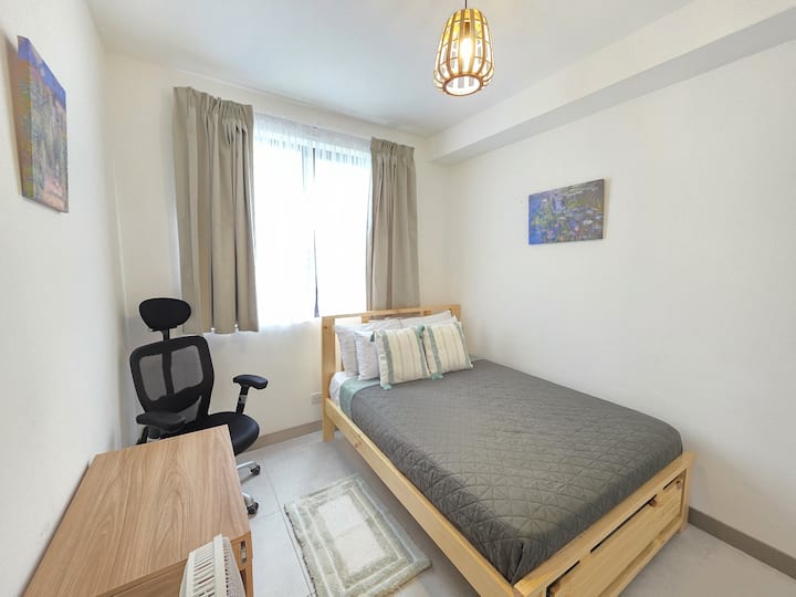 房间宽敞，可以舒适地工作。