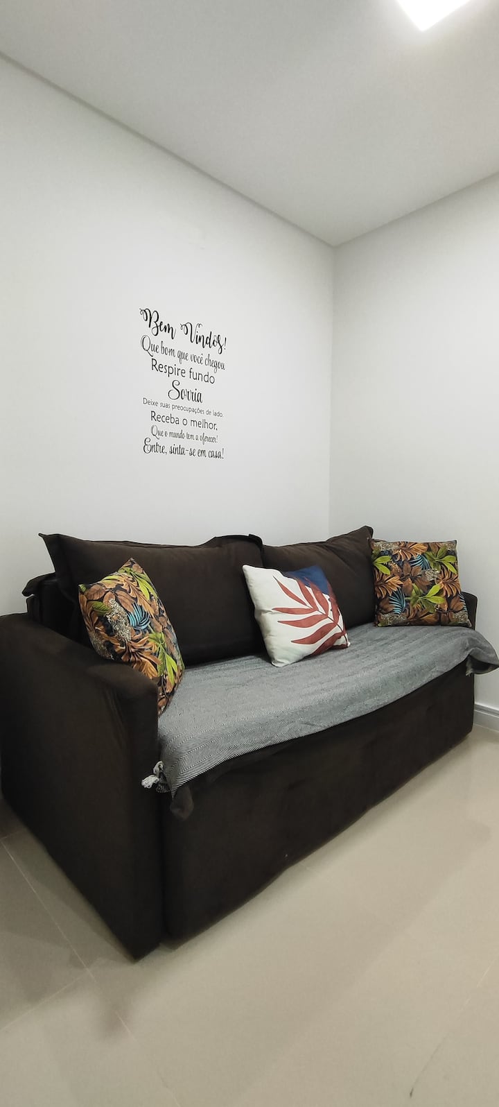 أريكة مريحة، مثالية للراحة ومشاهدة الأفلام