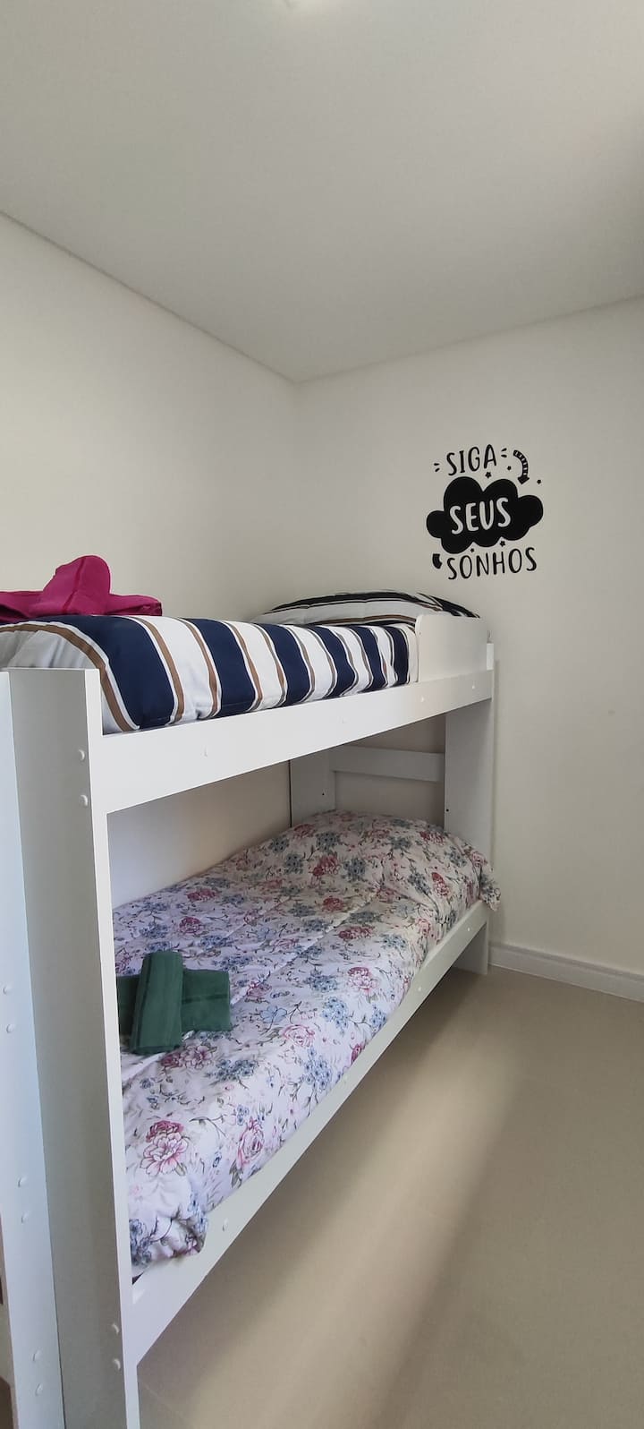 غرفة مع أسرّة بطابقين