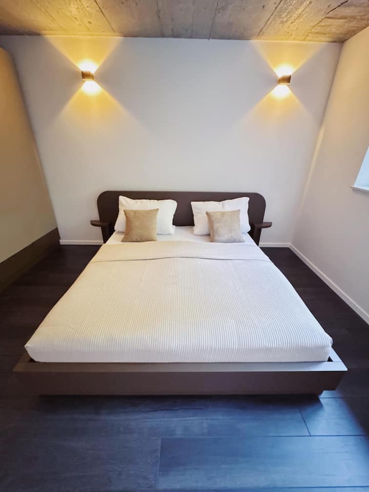 High-quality double bed with clear lines, atmospheric lighting and a cosy lighting concept – pure tranquillity.