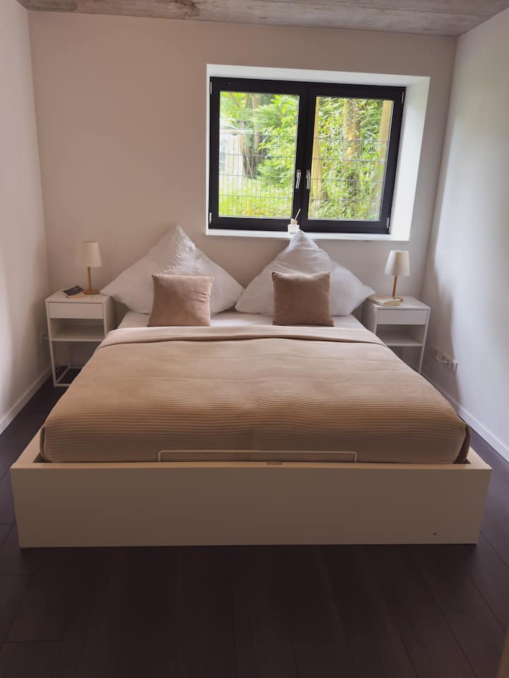 High-quality double bed with clear lines, atmospheric lighting and a cosy lighting concept – pure tranquillity.